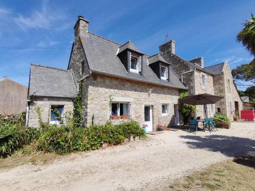 une ancienne maison en pierre sur la plage dans l'établissement Gîte bord de mer, à Santec