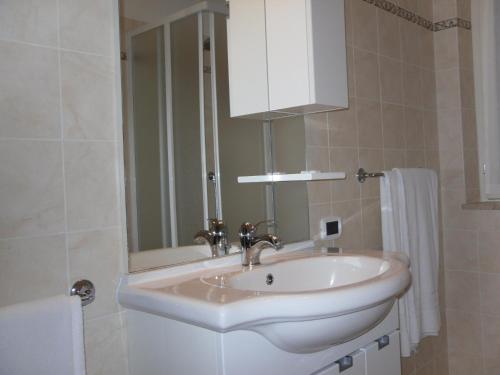 a bathroom with a white sink and a mirror at Agriturismo il Giardino in Saturnia