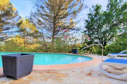 Swimming pool sa o malapit sa Villa CIGALONS en pleine pinède avec PISCINE chauffée de mai à septembre