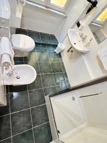 A bathroom at Guest House Biondi