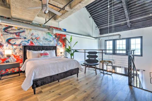 een slaapkamer met een bed en een schilderij aan de muur bij Luxe Central Atlantic Station Loft with Balcony in Atlanta