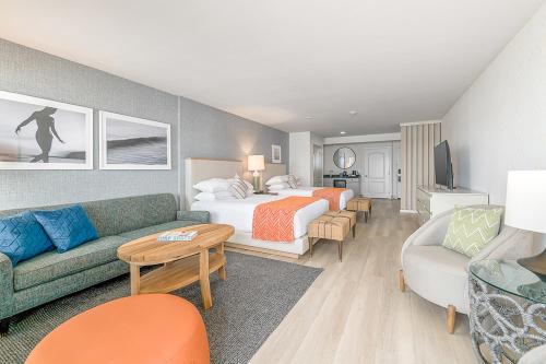een hotelkamer met een bed en een bank bij Beach Terrace in Carlsbad