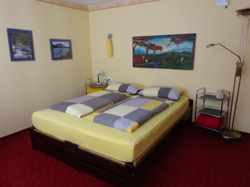 1 dormitorio con 1 cama grande y 2 almohadas en Allgäu Berge und Seen, en Immenstadt im Allgäu