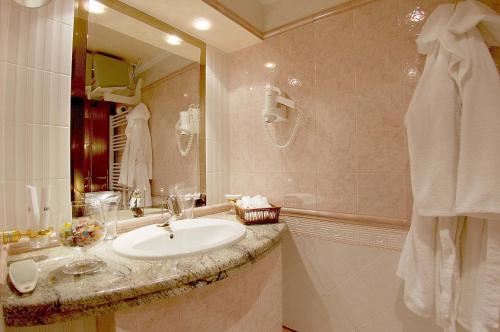 Koupelna v ubytování Mirage Hotel