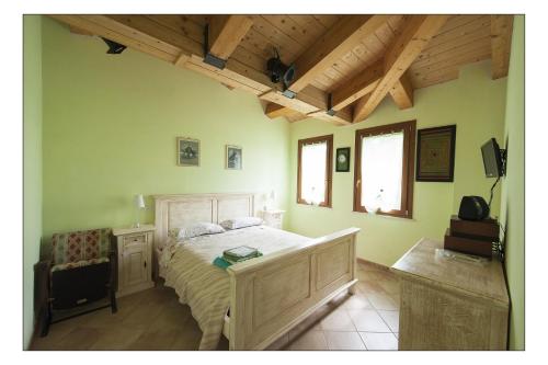 - une chambre avec un lit et un plafond en bois dans l'établissement Bed & Breakfast Montesterlino, à Cesena