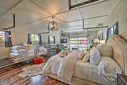 een slaapkamer met 2 bedden en een bank in een kamer bij Milk Parlor A Vintage-Chic Country Retreat in Snohomish