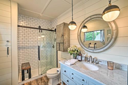 een badkamer met een wastafel en een spiegel bij Milk Parlor A Vintage-Chic Country Retreat in Snohomish