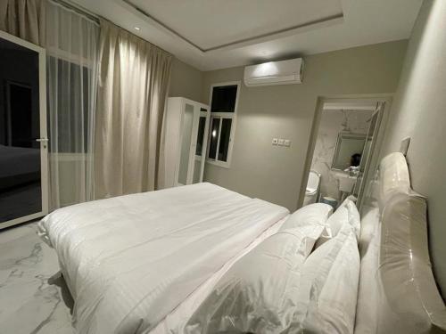 Tempat tidur dalam kamar di فيلا اورنيلا