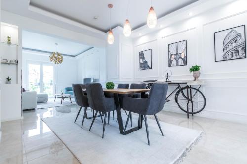 Corvinus Smart Apartment with Beautiful View في بودابست: غرفة طعام مع طاولة وكراسي