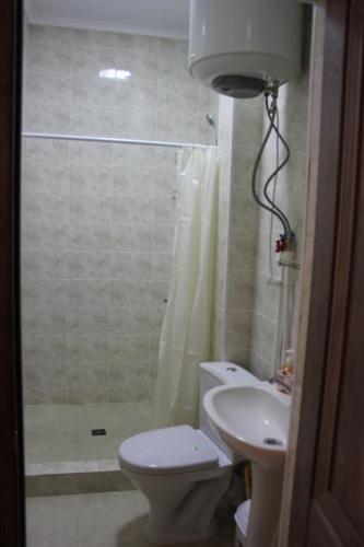 Bilik mandi di Uz-Anar Guest House