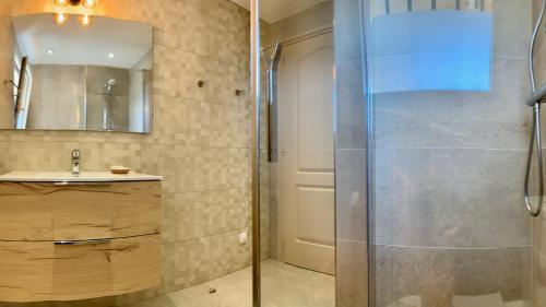 une salle de bain avec douche et lavabo dans l'établissement Maison 4 pièces, vue panoramique, piscine, climatisation, près de Palombaggia, à Porto-Vecchio