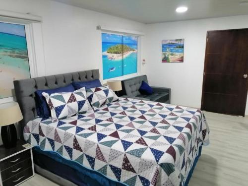 1 dormitorio con cama y ventana en Hostal Raatid Manchy, en San Andrés