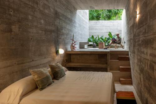 een slaapkamer met een groot bed in een kamer met een raam bij Casa TO in Puerto Escondido
