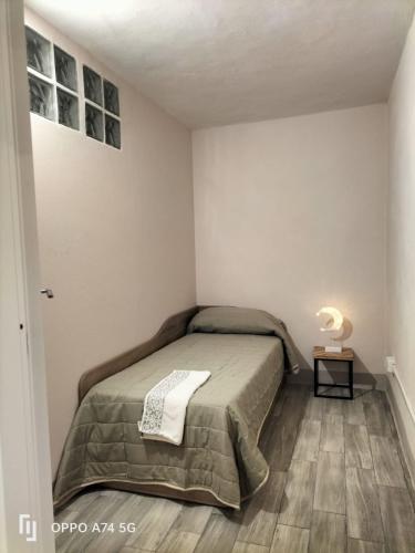 ein kleines Schlafzimmer mit einem Bett und einem Tisch in der Unterkunft Chianti wood in Gaiole in Chianti