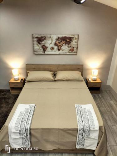 ein Schlafzimmer mit einem großen Bett mit zwei Nachttischen in der Unterkunft Chianti wood in Gaiole in Chianti