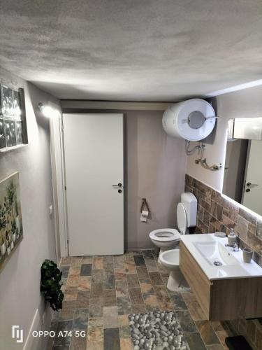 ein Badezimmer mit einem weißen WC und einem Waschbecken in der Unterkunft Chianti wood in Gaiole in Chianti