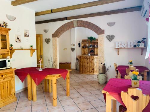 cocina y comedor con mesa y sillas en B&B La Baita Del Sud en Gonnesa