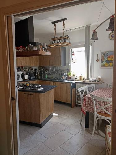 una cucina con armadi in legno, tavolo e tavolo di Appartment Carib in Castelbuono a Castelbuono