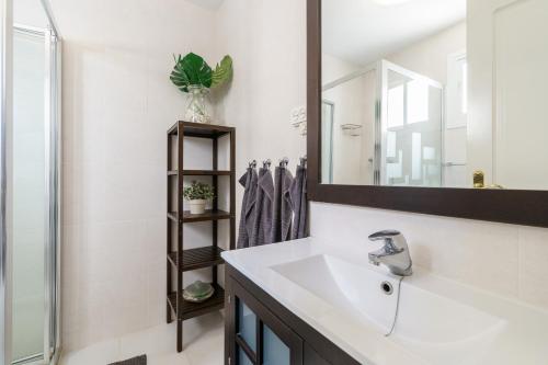 bagno con lavandino e specchio di Penthouse Victoria a Fuengirola