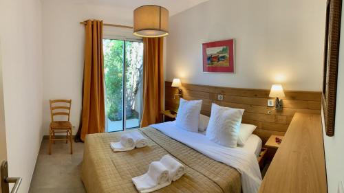 Maison 4 pièces, vue panoramique, piscine, climatisation, près de Palombaggia 객실 침대
