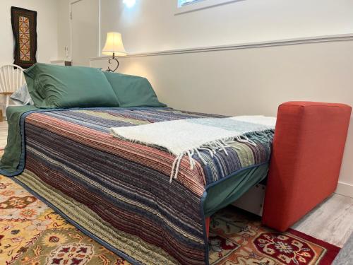 una camera da letto con un letto con una coperta colorata di Cute 1 bedroom Ohana 10 miles from Eugene a Creswell