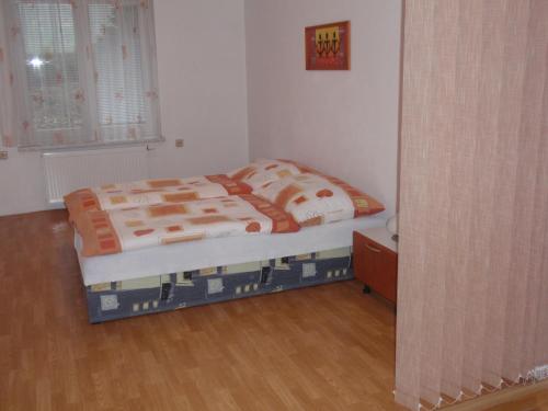 um pequeno quarto com uma cama e uma janela em Apartmán Janoušek em Humpolec