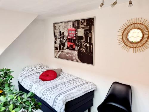 - une chambre avec un lit et un oreiller rouge dans l'établissement Appartement B&B Pandhouse, à Oud-Beijerland