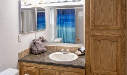 uma casa de banho com um lavatório e um espelho em H - San Juan em Fort Bragg