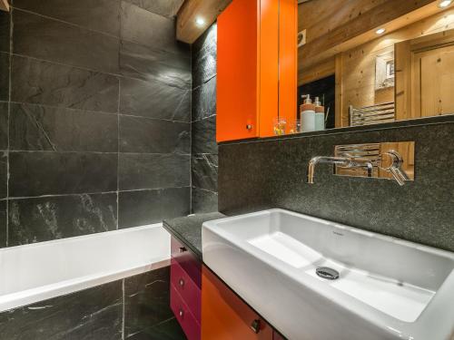 a bathroom with a sink and a bath tub at Appartement Val-d'Isère, 2 pièces, 4 personnes - FR-1-567-56 in Val dʼIsère