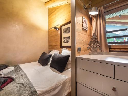 une petite chambre avec un lit et un lavabo dans l'établissement Appartement Duplex Moderne, Skis aux Pieds, Centre de Val-d'Isère - FR-1-567-56, à Val dʼIsère