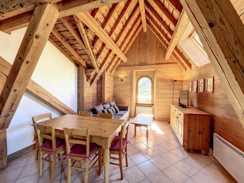 une salle à manger avec une table et des chaises dans une cabine dans l'établissement Chamonix: Appart. standing 6 pers, 3 ch, parking, centre-ville - FR-1-507-35, à Chamonix-Mont-Blanc