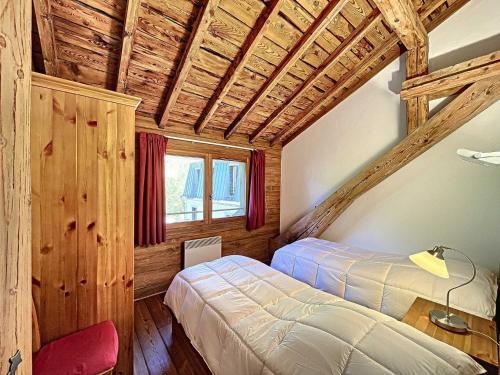 Ένα ή περισσότερα κρεβάτια σε δωμάτιο στο Chamonix: Appart. standing 6 pers, 3 ch, parking, centre-ville - FR-1-507-35