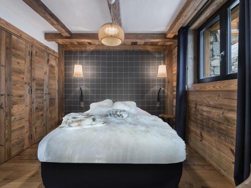 - une chambre avec un grand lit blanc dans l'établissement Appartement luxueux avec spa nordique et hammam au cœur de Val d'Isère - FR-1-567-6, à Val dʼIsère