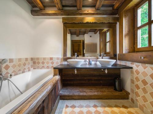 Chalet de luxe à Val-d'Isère avec accès direct aux pistes, 5 chambres, parking