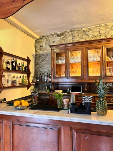 een keuken met houten kasten en een bar met een ananas bij Hostel Baqueira - Refugi Rosta - PyrenMuseu in Salardú