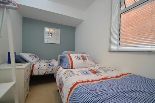um quarto com 2 camas individuais e uma janela em Exmouth - Newly available, near the Beach em Exmouth