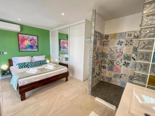 - une chambre avec un lit et une douche dans l'établissement Magnifique Villa Standing vue mer et proche plage, à Saint-François