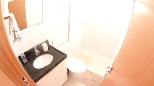 La salle de bains est pourvue d'un lavabo et de toilettes. dans l'établissement Praia e Sol Apto a 3 quadras do Bessa Beach., à João Pessoa