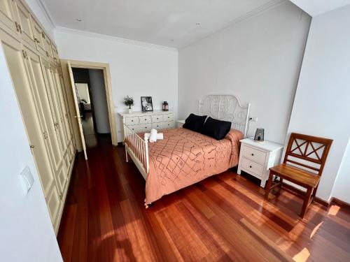 a bedroom with a bed and a wooden floor at Gran piso luminoso de 125 m2 en el centro de Leon in León