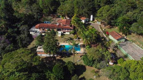 una vista aérea de una casa con piscina en Hotel La Bella Toscana - Exclusive Hotel, en Águas de Lindóia