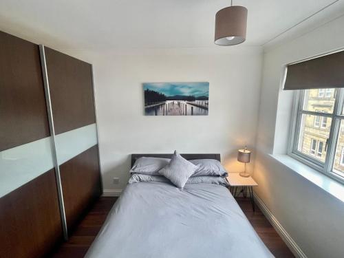 Postel nebo postele na pokoji v ubytování Modern 2 bedroom apartment near Glasgow Airport