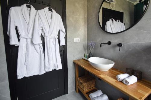 een badkamer met een wastafel en een spiegel bij The Container luxury holiday resort for Couples in Yavneʼel