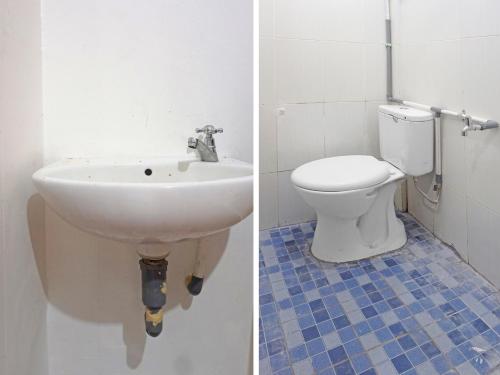a bathroom with a sink and a toilet at OYO 91375 Pondok Feby Makassar in Makassar