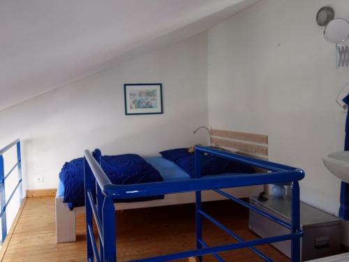 ル・パレにあるMaison Le Palais, 4 pièces, 3 personnes - FR-1-418-108のシンク付きの客室の青い二段ベッド1台分です。