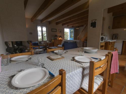 Photo de la galerie de l'établissement Maison Familiale : Proche Centre et Plage, Jardin et Terrasse, Calme et Confort Assurés - FR-1-418-116, au Palais