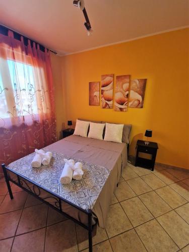 a bedroom with a bed and a table with towels on it at Beinasco Apartment - Le Terrazze Palace in Beinasco