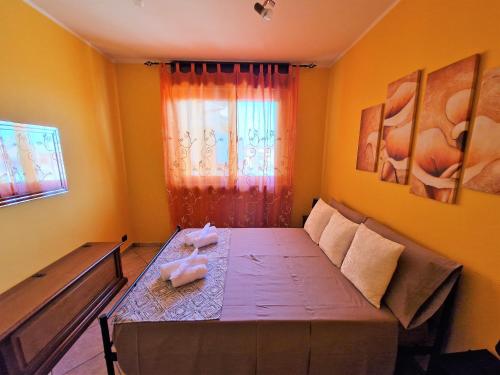 a small room with a table and a window at Beinasco Apartment - Le Terrazze Palace in Beinasco