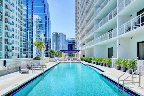 una piscina en medio de un edificio en Fully Renovated One Bedroom Apartment @ The Club, en Miami