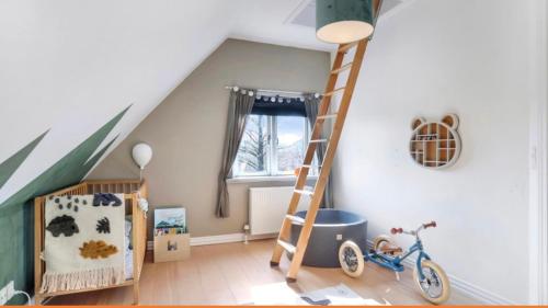 una habitación con una escalera y una bicicleta en una habitación en Villa i Herning, 200 meter fra gågaden, en Herning