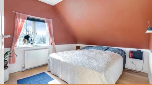 a bedroom with a bed and a window at Villa i Herning, 200 meter fra gågaden in Herning